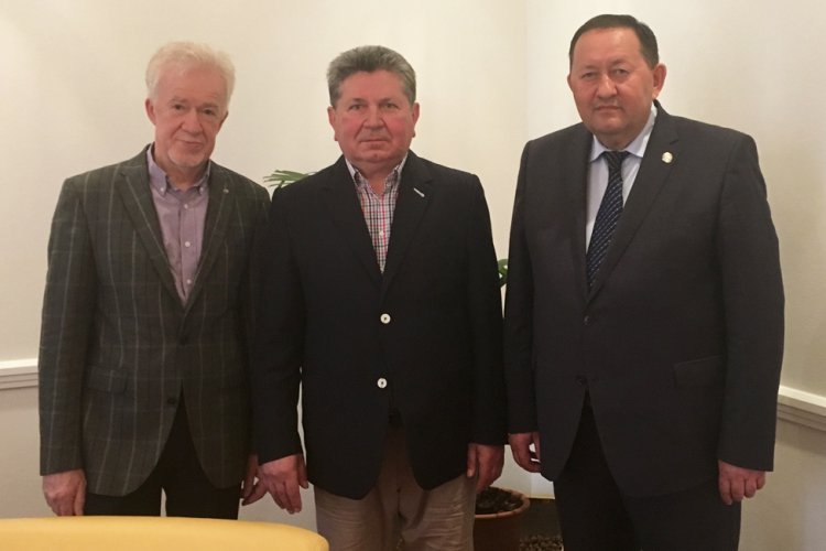 Predseda Zväzu výtvarných umelcov Republiky Tatarstan Zufar Gimajev a minister kultúry Republiky Tatarstan Ajrat Minnemullovič Subagatullin.